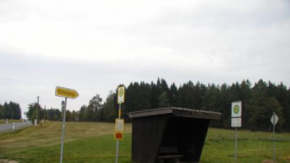 Bild: gis
Recht finster ist die Örtlichkeit, an der Kinder und Jugendliche auf den Schulbus warten. Vielleicht steht hier eines Tages eine Laterne.