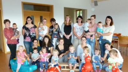 Bild: lts
Die Kinder und Mütter der Eltern-Kind-Gruppen treffen sich nun wieder regelmäßig mit Leiterin Karin Meier (links).