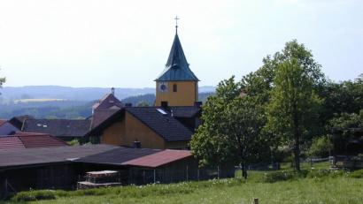 Bild: Rainer Christoph
Ein Kleinod ist die Ilsenbacher Kirche St. Johannes der Täufer inmitten des Friedhofes. Die liebevolle Restaurierung der ganzen Anlage geht auf Pfarrer Konrad Schießl zurück.