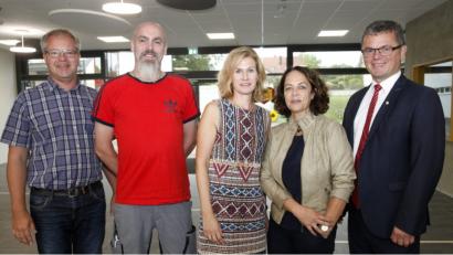 Bild: Hirsch
An der Grundschule Neunburg gab es zwei personelle Veränderungen. Cornelia Kayl (Mitte) ist neue Konrektorin, Markus Paulus (Zweiter von links) neuer Hausmeister. Bürgermeister Martin Birner, Schulleiterin Sabine Bauer (von rechts) und Bauamtsleiter Georg Keil (links) hießen sie willkommen.