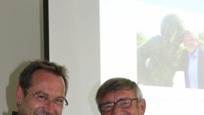 Bild: fphs
ASF-Geschäftsführer Michael Grünwald (links) bedankt sich bei Max Wittmann für seinen interessanten Vortrag mit einem Geschenk.