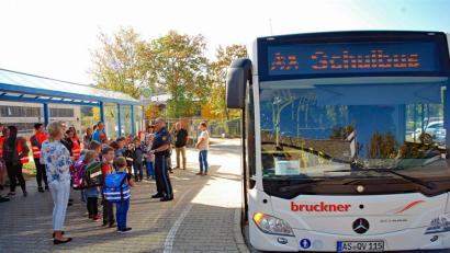 Bild: Andreas Royer
Das richtige Verhalten an der Haltestelle und im Bus brachte Polizei-Verkehrserzieher Uwe Aulinger den Schülern und Schulbuslotsen des Sonderpädagogischen Förderzentrums am Dienstag bei.