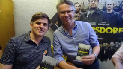Bild: hka
Oliver Haffner (links) und Ingo Fliess freuen sich: Ihr Wackersdorf-Film ist bei der Vorpremiere in Sulzbach-Rosenberg gut angekommen.