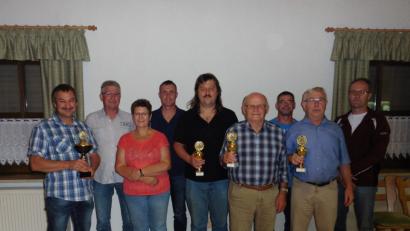 Bild: exb
Bei der Siegerehrung (von links): Zweiter Schützenmeister Markus Götz, Josef Schirbl, Christa Schirbl, Jürgen Pröm, Gut-Pris-Vorsitzender Josef Fellner, Georg Schönberger, Christian Ertl, Hans Schmidschneider sowie Erhard Fellner.