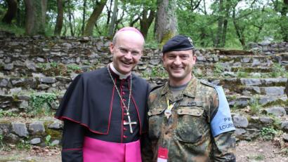 Bild: Anton Kappl
Stabsfeldwebel und Leuchtenberger Bürgermeister Anton Kappl (rechts) mit dem Militärbischof für die deutsche Bundeswehr, Franz-Josef Overbeck.
