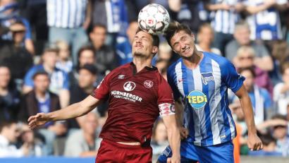 Bild: agentur_dpa
Auf Augenhöhe habe sich der Club in den vergangenen drei Partien in der Bundesliga verkauft: Der Chef der Innenverteidigung, Georg Margreitter (links), traut seinen Kollegen beim 1. FC Nürnberg noch einiges mehr in der aktuellen Saison zu. Bild: Jörg Carstensen/dpa