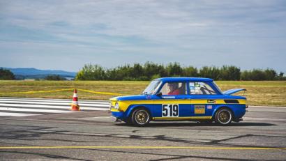 Bild: hai
Dem Kirchenlaibacher Helmut Kunz vom MSC Sophienthal gelingt mit einem NSU TT eigentlich die zweitschnellste Zeit bei den Spezialtourenwagen bis 1300ccm. Ein Fahrfehler wirft ihn aber zurück.