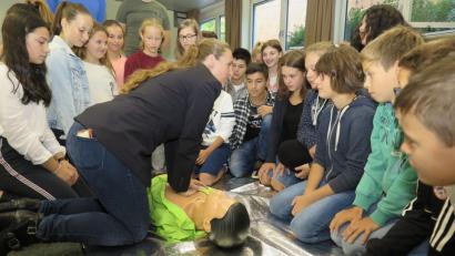 Bild: Hirsch
An einer Übungspuppe zeigte Maria Gleixner das korrekte Vorgehen bei einer Reanimation.