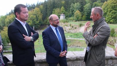 Bild: jrh
Jörg Skriebeleit (rechts) führt die SPD-Politiker Martin Schulz (Mitte) und Uli Grötsch durch die KZ-Gedenkstätte.