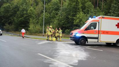 Bild: jma
Zwischen Netzaberg und der Lagerzufahrt Gate 20 kommt es am Mittwochmorgen zu einem Unfall: Ein Motorradfahrer rutscht auf der regennassen Fahrbahn aus, stürzt und rutscht über die Gegenspur in die Schutzplanke.