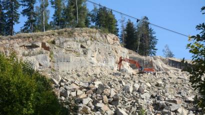 Bild: gsb
Der Granitabbau des zum ehemaligen KZ Flossenbürg gehörenden Steinbruchs „Wurmstein“ soll 2024 beendet werden. Für das Areal wird derzeit ein Konzept zur Integration in die Gedenkstätte entwickelt.