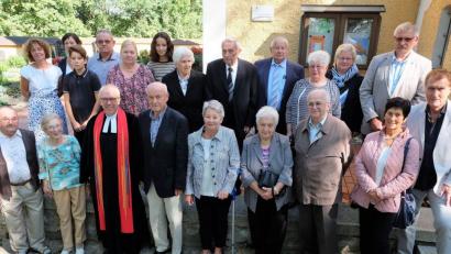Bild: wlr
Pfarrer Hans-Peter Pauckstadt-Künkler und die Ehejubelpaare stellten sich nach dem Gottesdienst zu einem Erinnerungsfoto zusammen.