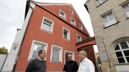 Bild: Wolfgang Steinbacher
Pfarrer Thomas Helm (Mitte), Architekt Georg Zunner (links) und Kirchenpfleger Josef Beer vor dem künftigen Domizil.