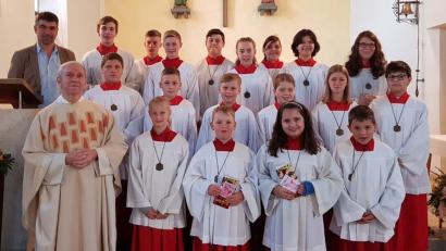 Bild: gi
Lino Spandl und Julia Eger (Mitte mit Ministranten-Ausweis) wurden in der Filialkirche Tröbes in die Schar der Ministranten aufgenommen. Dazu gratulierten ihnen Pfarrer Josef Most und Kirchenpfleger Bernhard Rom.
