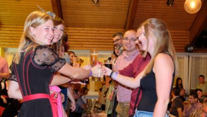 Bild: do
Das Zuprosten in Saal und Bar wird zum Dauerhit.