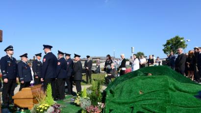 Bild: bey
Franz Georg Döpper von Hirschberg ist im Friedhof Luhe beigesetzt. Seine Mutter, Freifrau Maria Katharina von Hirschberg (sitzend) nimmt mit den Vereinsabordnungen, Freunden und Bekannten Abschied vom Verstorbenen.