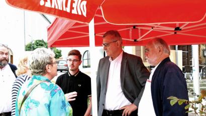 Bild: Andreas Royer
Das Gespräch mit den Bürgern suchten die Vertreter der Linkspartei (von rechts) Landtagskandidat Wolfgang Bernt, Bundesvorsitzender Bernd Riexinger sowie Landtagskandidat Marius J. Brey.