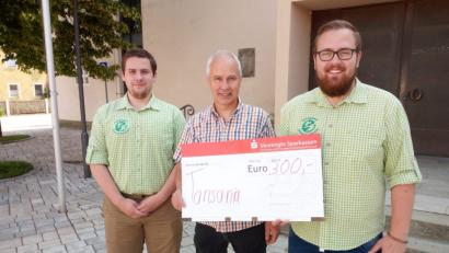 Bild: myd
Die Vorsitzenden der KLJB Schwarzenbach Nico Bergler (links) und Felix Bauernfeind (rechts) überreichten Bernhard Forster 300 Euro für die Mission in Tansania.