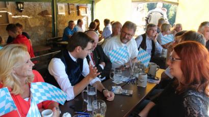 Bild: pi
Stephan Oetzinger (Zweiter von links) beim Biergarten-Gespräch mit Andrea Lang, Altbürgermeister Albert Kick, Bürgermeister Johann Maurer (von links) und der CSU-Ortsvorsitzenden Marina Hirnet (rechts).