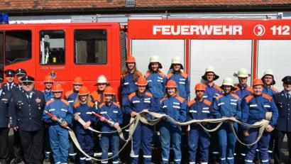 Bild: jr
Die erfolgreichen Jugendlichen der beiden Wehren mit (von rechts) den Jugendwarten Joachim Gradl (Pleußen) und Johannes Schmid (Mitterteich) sowie Vorstandsmitglied Armin Degelmann und (von links) den Kommandanten Wolfgang Haberkorn (Pleußen) und Franz Bauernfeind (Mitterteich), Kreisbrandmeister Albert Fröhlich, Andreas Kraus, Günther Sommer und Kreisbrandmeister Dieter Höfer.