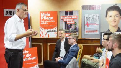 Bild: Gabi Schönberger
Viele junge Leute kommen in den Bräuwirt, um mit Linken-Parteivorsitzenden Bernd Riexinger, dem Direktkandidaten für den Stimmkreis Weiden Ali Zant und für die Landesliste, Marius Brey (von links), zu reden.