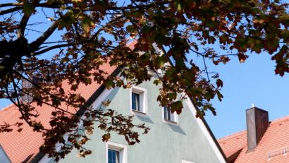 Bild: njn
Das Schaufenster am Anwesen Unterer Markt 10 verschwindet und die traditionsreiche (ehemalige) Gaststätte "Zum goldenen Adler" wird zur Wohnung umgebaut. Es war das älteste Wirtshaus der Stadt. Nach einer Sage soll in diesem Wirtshaus die Gemahlin Johanna des Königs Wenzel von Böhmen einen Prinzen geboren haben. Zum Dank verlieh er die Bezeichnung "Zum goldenen Adler" und als Aushängeschild einen Doppeladler.