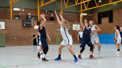 Bild: pta
Kein Durchkommen gab es im Finale der U16 weiblich für die HAMM Baskets Juniorinnen ( hier am Ball Anna Kneidl mit dem Versuch auf Angelina Helmel zu spielen ) gegen den späteren Sieger DJK Rosenheim.