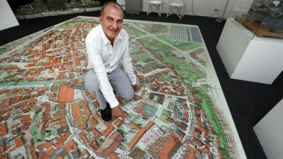 Bild: Wolfgang Steinbacher
Pablo de la Riestra kniet auf seinem Werk, dem Stadtplan von Amberg. Dass er auf das ehemalige Bürgerspital deutet, ist wohl eher Zufall, so genau kennt er das Projekt nämlich nicht, das an dieser Stelle entstehen soll.