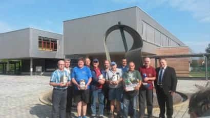 Bild: myd
Nach der Preisverleihung stellen sich die Vertreter der Vereine zu einem Bild auf. Grafenwöhrs Wanderwart Alfons Dobmann (Dritter von links) nimmt von Landrat Franz Schindler den Preis für den dritten Platz, ein Fünf-Liter-Fass Bier, entgegen.