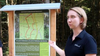 Bild: Hirsch
Projekt-Försterin Hannah Sieren gestaltete die Tafeln der Lehrpfade "Zukunftswald" und führte die Teilnehmer durch den zwei Kilometer langen Themenweg im "Kirchenwald" bei Neukirchen.