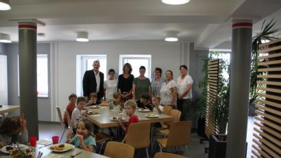 Bild: den
Im Vordergrund: die Kinder, die ihr erstes OGTS-Mittagessen einnehmen: Fleischpflanzerl mit Kroketten und Stampf
dahinter (von links) Bürgermeister Uli Roth, Lisa Kasseckert, Bianca Kiener-Dietrich, Rektorin Sigrid Reger-Scharf, gfi-Koordinatorin Martina Weiß, Gisela Dressler und Monika Rohrer.