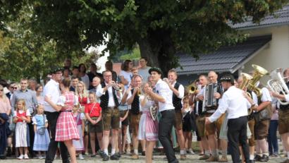 Bild: ads
Das Kirwabaumaustanzen mit Gstanzlsingen zählt zu den Höhepunkten der Freudenberger Kirwa.