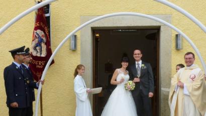 Bild: lts
Nach der Trauung durch Pfarrer Alexander Dyadychenko, empfing ein Schlauchspalier der Feuerwehr Pilmersried das frisch getraute Brautpaar.