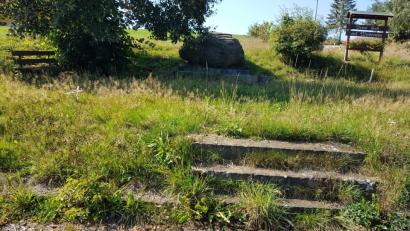 Bild: gi
Der Kartoffelbrunnen mit Ruhebank zeigt sich nicht gerade einladend.