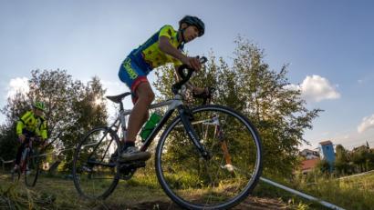Bild: dtr
Mit dem Mountainbike geht es beim "Gunsha-Gravel-Ride-Festival" in Plößberg auf und ab.