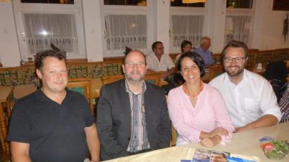 Bild: is
Bei der CSU-Ortshauptversammlung stimmen Ortsvorsitzender Andreas Reindl (von links), Max Schwärzer, CSU-Landtagskandidatin Tanja Renner und CSU-Bezirkstagskandidat Matthias Grundler auf die Landtagswahlen ein.
