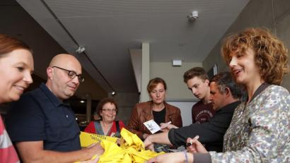 Bild: Wolfgang Steinbacher
Zeit für Gespräche über Wackersdorf und Autogramme. Die gaben (von rechts) Schauspielerin Anna-Maria Sturm, Regisseur Oliver Haffner und Timo Battaglia aus Hahnbach, der im Film den Sohn von Hans Schuierer gespielt hat.