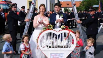 Bild: do
Ein Großaufgebot an Feuerwehrleuten bevölkert den Klosterhof – zum Gratulieren: Die aktiven Brandschützer Caroline Walberer und Simon Sekler geben sich in der Klosterkirche das Jawort.