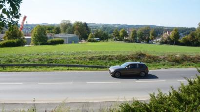 Bild: Schönberger
Etwa an dieser Stelle im Stadtnorden soll der neue Geh- und Radweg die B 15 kreuzen. Damit soll eine sichere Verbindung zwischen dem DJK-Gelände, dem Rumpler und der Gramau entstehen. 	Bild: Schönberger