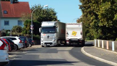 Bild: e
Schwerlastverkehr in der Köferinger Straße Haselmühl, rechts der Kindergarten.