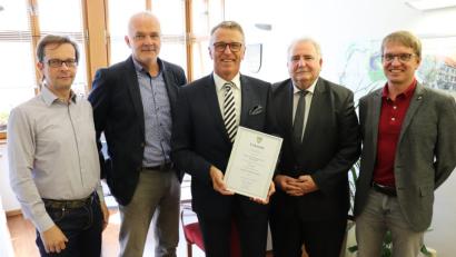 Bild: exb
Franz Stahl (Mitte) erhält zum Jubiläum Glückwünsche von Hauptverwaltungsleiter Markus Bergauer, Kämmerer August Trißl, zweitem Bürgermeister Peter Gold und Stadtbaumeister Andreas Ockl (von links).