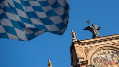 Bild: Sven Hoppe
Eine Bayernflagge vor dem Münchner Landtagsgebäude. Foto: Sven Hoppe/Archiv