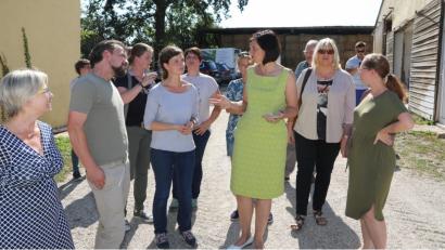 Bild: Götz
Katrin Göring-Eckardt (grünes Kleid) ließ sich von Josef Brunner (Zweiter von links) und Veronika Peters-Brunner (vorne, links neben Göring-Eckardt) über den Hof führen.