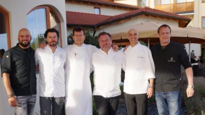 Bild: weu
Hubert Obendorfer freute sich, fünf international renommierte Sterneköche im Landhotel Birkenhof zum ersten Genusszirkel Europas begrüßen zu können.