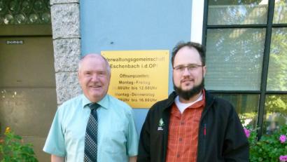 Bild: rn
Klaus Gieler (rechts), der Fachberater des Bayerischen Bauernverbandes, nutzt für die nächste Zeit das Rathaus als Beratungsstandort in Eschenbach. Das Angebot dazu kam von Bürgermeister Peter Lehr.