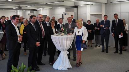 Bild: Bühner
Empfang anlässlich des 175-jährigen Jubiläums der IHK Regensburg beim IHK-Gremium in Weiden. Im Vordergrund die Ehrengäste darunter IHK-Präsident Michael Matt und IHK Hauptgeschäftsführer Jürgen Helmes (Zweiter und Dritter von rechts)