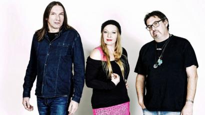 Bild: Meyer Originals
Wenn die „United Blues Experience“ mit (von links) Harry Hirschmann, Beata Kossowska und Wolfgang Bernreuther die Bühne im Kunsthaus betritt, dann gibt es nicht nur stilechten Blues, sondern auch über rockige Töne zu hören.