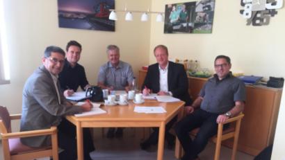 Bild: exb
Bürgermeister Franz Tauber (links) freut sich über den Fortschritt. Mit im Bild: (von links) Sven Dillinger von Reuther NetConsulting, aus Bad Staffelstein, Hermann Prölß (Leiter des Amtes für Digitalisierung, Breitband und Vermessung in Bayreuth), Andreas Rudloff von der Telekom und der Geschäftsleiter der Gemeinde Mehlmeisel, Thomas Prechtl.