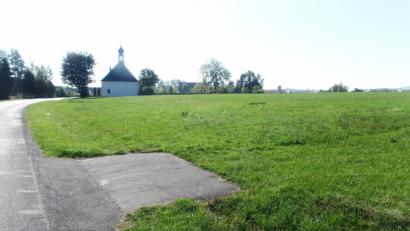 Bild: Brendel, Hubert (BR)
Auf den derzeit noch landwirtschaftlich genutzten Flächen an der Berndorfer Straße (im Hintergrund die evangelisch-lutherische Friedenskirche) plant die Stadt Kemnath die Ausweisung eines Baugebietes.