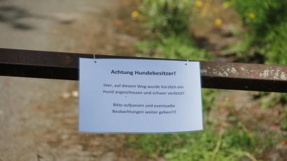 Bild: Detlef Bartonek
Ein Schild in der Nähe des Kinderspielplatzes am Ulmen-/Erlenweg warnt Passanten am Hammerweg wegen angeblicher Schüsse auf einen Hund. Bestätigt werden konnten diese bisher nicht, stattdessen brodelt die Gerüchteküche.